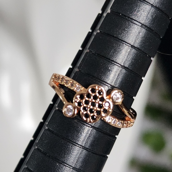 Gold with Black Zirconia Clover Motif Ring - Picture 5 of 8